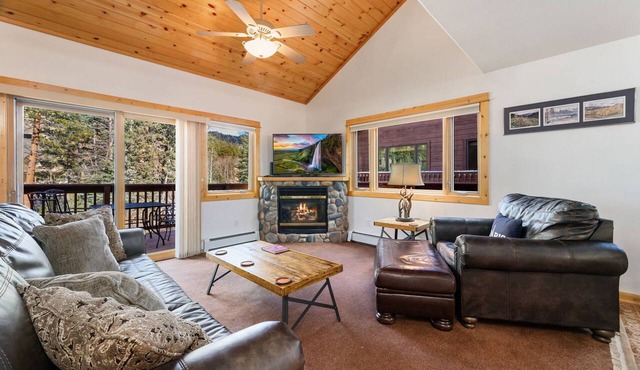 Spacious Riverfront Retreat Private Hot Tub