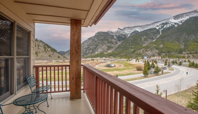 Spectacular views, just steps from Super Bee, Vaulted Ceilings! Free WiFi