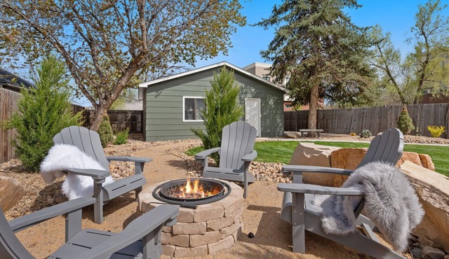 Spirit of the Rockies - Private Backyard & Hot Tub