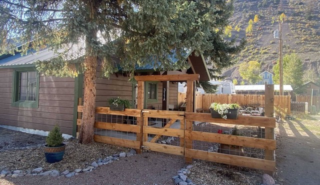 Spruce Lodge Apartment - Great Location in Town
