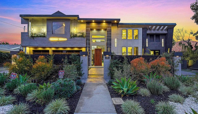 Stella Maris Estate: Luxury Modern Getaway w/Pool, Jacuzzi, Basketball/Tennis Ct