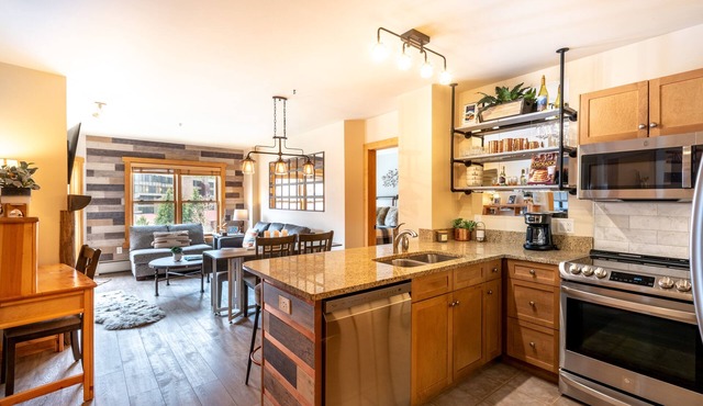 Steps away from Super Bee Lift, wifi, underground parking