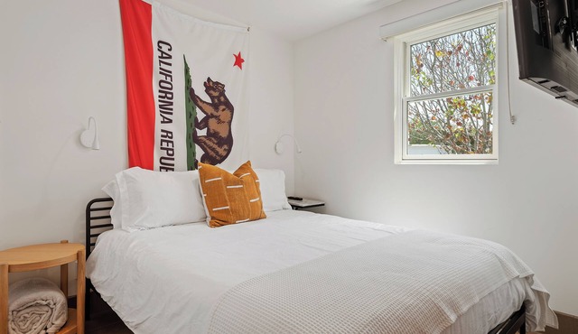 Steps to Beach & Town! Ocean Views! Ideal Studio!