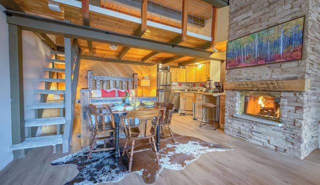 steps to restaurants & hiking -private upper level