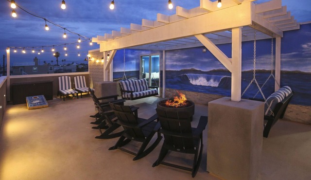 Steps to Sand: Luxury Beach Home Sleeps 10, Game Room, Firepit, Ensuite Bedrooms