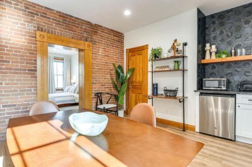 Studio 500 Downtown Gem Free Parking and Pets OK