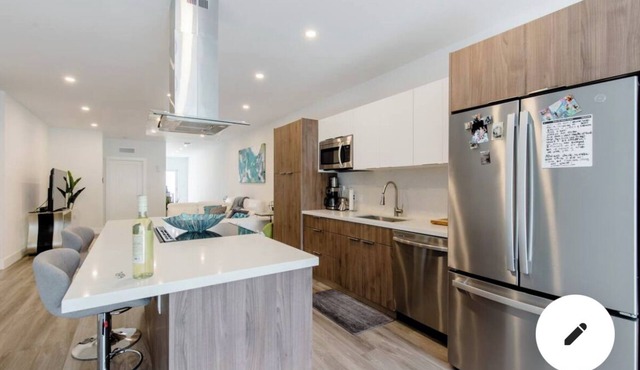 Stunning 2021 modern home of an artist 2 miles from beach. Sleeps 6