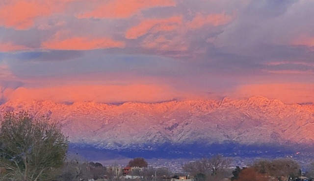 Stunning Golf Course/Sandia Mts/City Lights Views! Putting green, big patio fun!