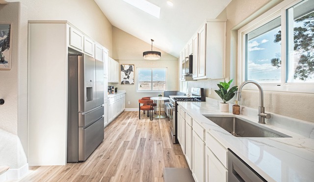 Stunning Home w King Beds, Volleyball Mountain Views, Private Retreat, Hot tub