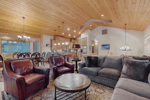 Stunning Large Custom Family Home with Fireplace Yard Spa Views EV Car Charger
