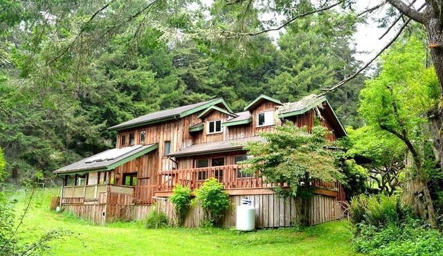 Stunning Log Cabin Rental with Wood-Burning Stove near Eureka, California