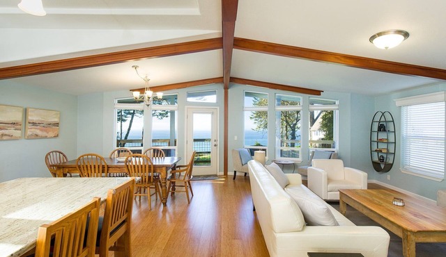 Stunning modern 3BR, 2BA Oceanside Bluff Retreat in Trinidad, California