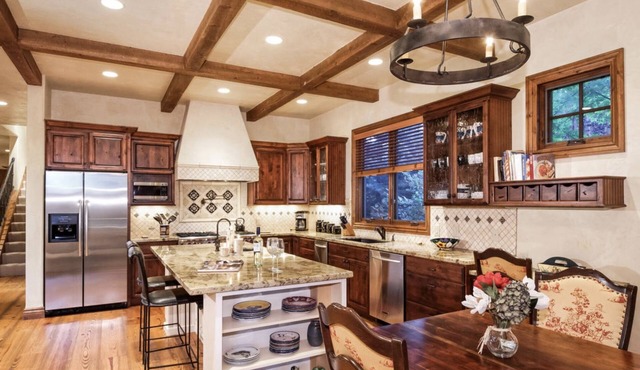 Stunning Mountain Home Close to All