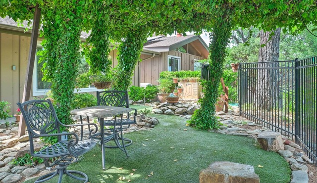 Stunning 'Treetop Villa' - 1 Mi to Dtwn Mariposa!