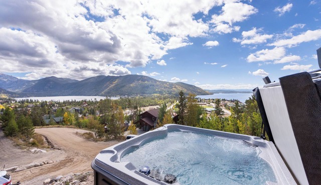 Stunning Unobstructed Lake and Mountain views, Hot Tub, In-Town, 1 mile to RMNP