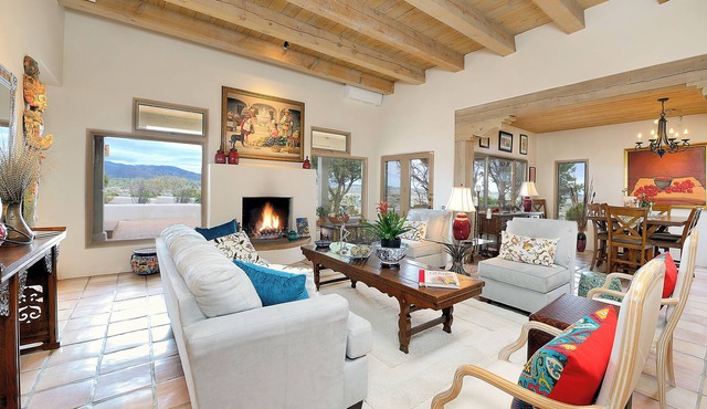 Stunning view home, 3bdr, City lights, sunsets, kiva's, portals, 7 min to Plaza