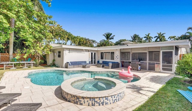 Stylish 4 Bedroom 2 Bath Pool Home Mins to Beach