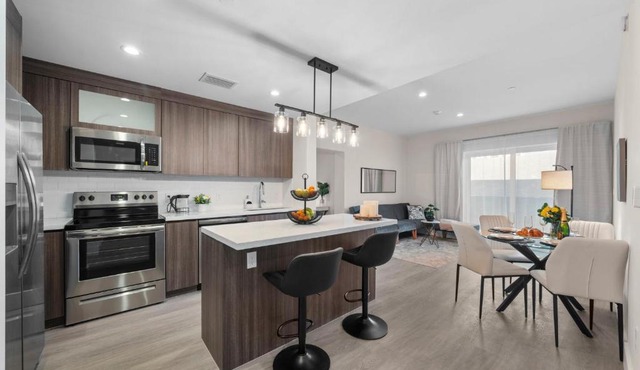 Stylish Condo, Walk to Dining, 5 Min to Beach