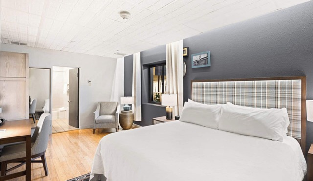 Stylish Downtown Glenwood Springs Stay Near Hot Springs & Dining