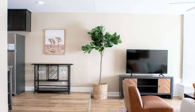 Stylish Fresno Apartment Near Fig Garden Village