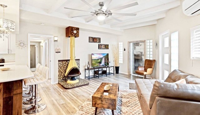 Stylish & Modern Palm Springs Getaway by Downtown!