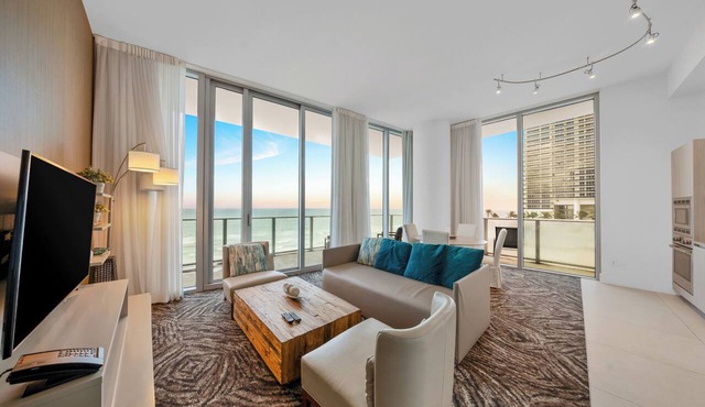 ★ Stylish Oceanview Condo. Balcony, Infinity Pools Access! 25 min to FIFA!