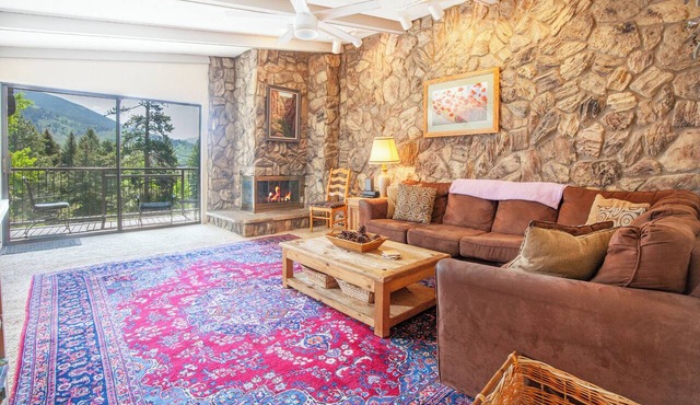 *Summer Sale* Condo On Lake Dillon - Walk to Shops, Beautiful Views, Pool, & Hot Tubs