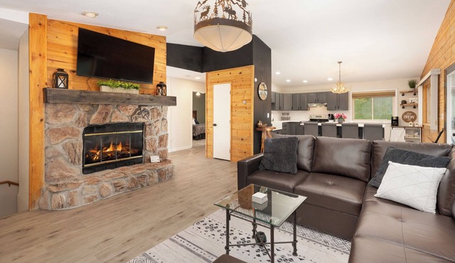 *Summer Sale* Pet Friendly Cabin! 4BR + Game Room - Walk to Lake Granby & Marina