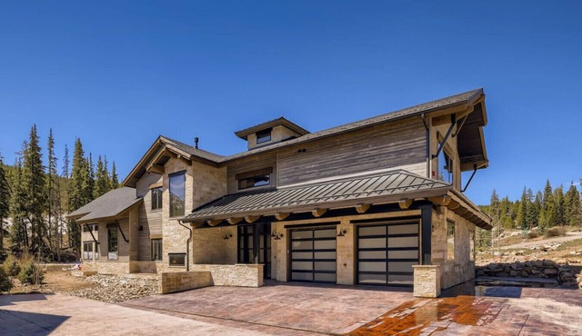 Summit Grove Lodge ~ 5 King Suites, Ski in/out, Hot Tub, Movie Theater ~ Sleeps 26