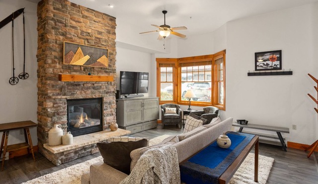 Sundance Creek 103 - Walk to Dining & Shops, Garage, W/D, Hot Tub