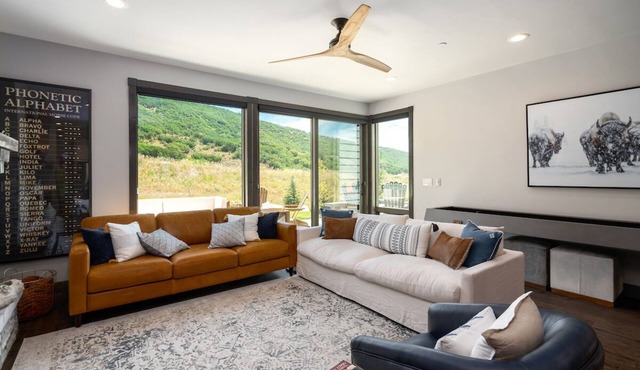 Sunlight Mountain Lodge, Amazing Views & Backyard, Private Hot tub, Firepit & Blackstone Grill!