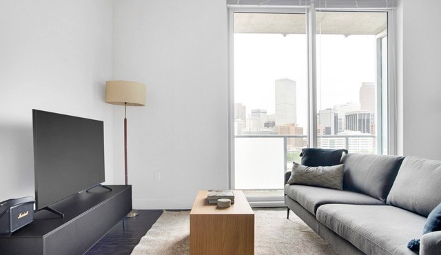 Sunny Golden Triangle 1BR w/ Gym & Pool nr Art Museum, by Blueground