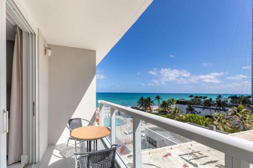 Sunny Isles Beach Ocean View Studio with Balcony