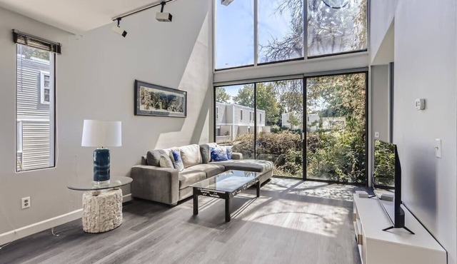 Sunny Suburban Getaway/4BR/3BA Condo w/Pool