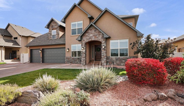 Sunshine Spacious Home w/Fire Pit & Garage
