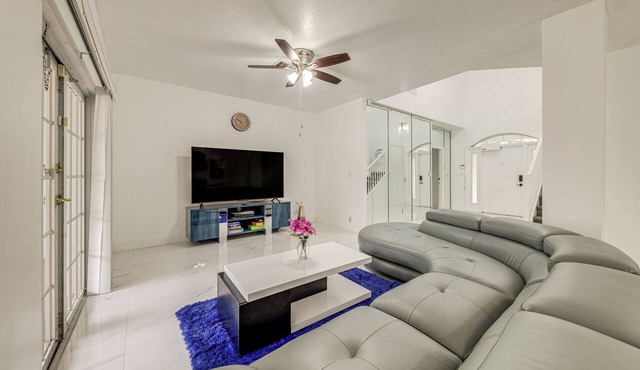 Swim, Barbecue & Game: Home 4 Mi to Pompano Beach!