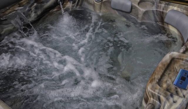 Tasteful lofted condo, ideal for couples--private hot tub and mountain views!