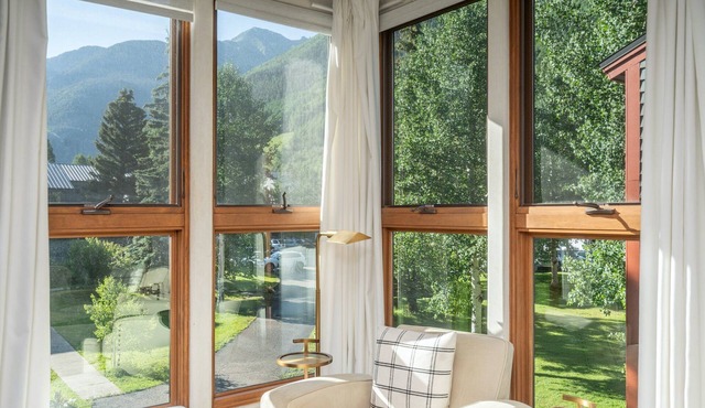 Telluride Lodge Escape | Hot Tubs, Views & Fireplace