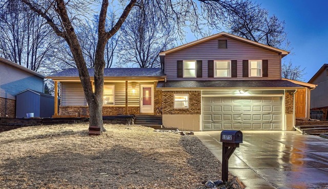 The Arvada Retreat with WiFi, HotTub, Games, Gym and Lounge