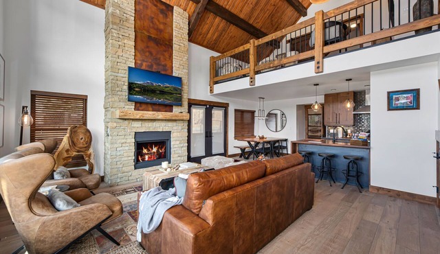 The Bear's Getaway - Jacuzzi, Indoor/Outdoor Fireplace, Fantastic Location!