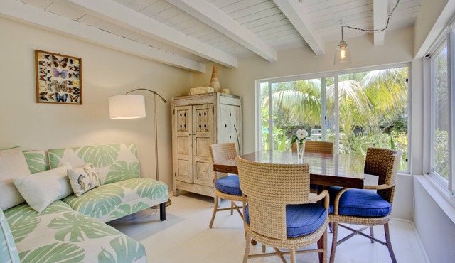 THE BEST LOCATION-HUGE YARD and PRIVATE COTTAGE- PALM COTTAGE -SUMMERLA