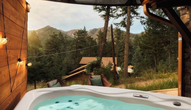 The Bungalow: Ultimate Relaxation with Private Hot Tub, Scenic Mountain Views
