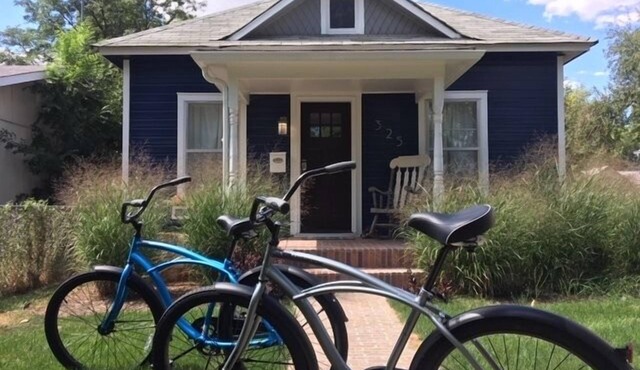 The Cottage! Chic Bungalow near Old Town Square!
