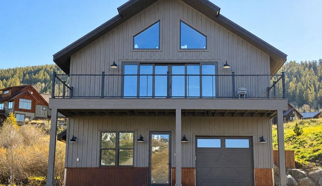The Deck House: New Build Vaulted Ceilings Huge + Breathtaking Mtn Views