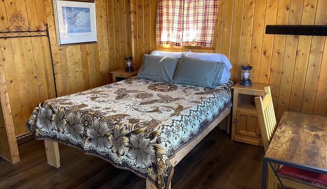 THE FRAN - WALK EVERYWHERE IN DOWNTOWN CREEDE! 1 bedroom, 1 bath (SLEEPS 2)