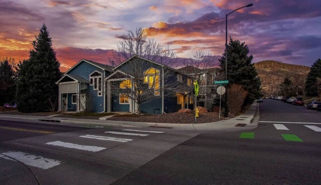 The Golden Townhouse Walk to downtown Pets Welcome