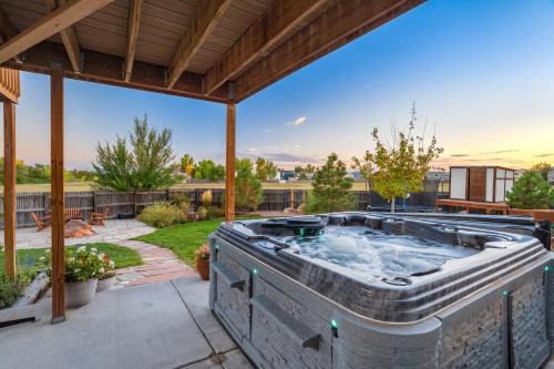 The Great Escape - 6BR, Gym, Hot Tub, Pets OK!