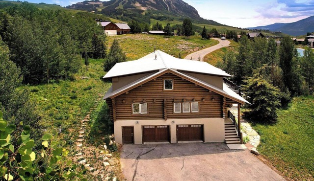 "The Lodge" 5BD/5BA, hot tub, pet friendly!