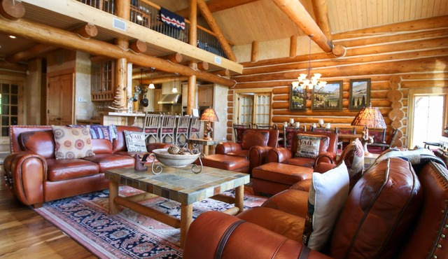 The Lodge at Eagles Nest, Luxury Home with views, Hot tub, Deck, 3 Master Suites