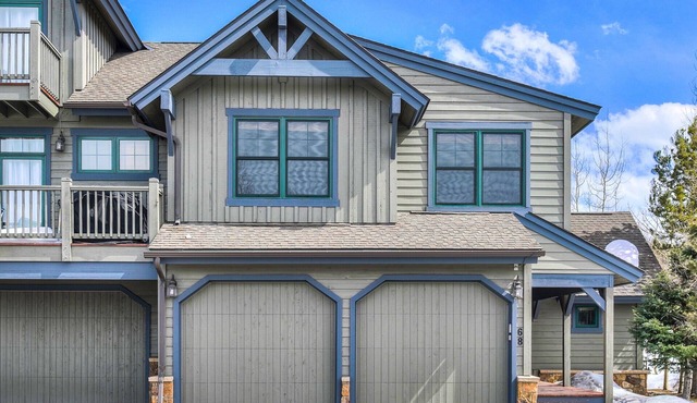 The Oak Lane Chateau: with Private Hot Tub, Close to Golf, Free Ski Shuttle!